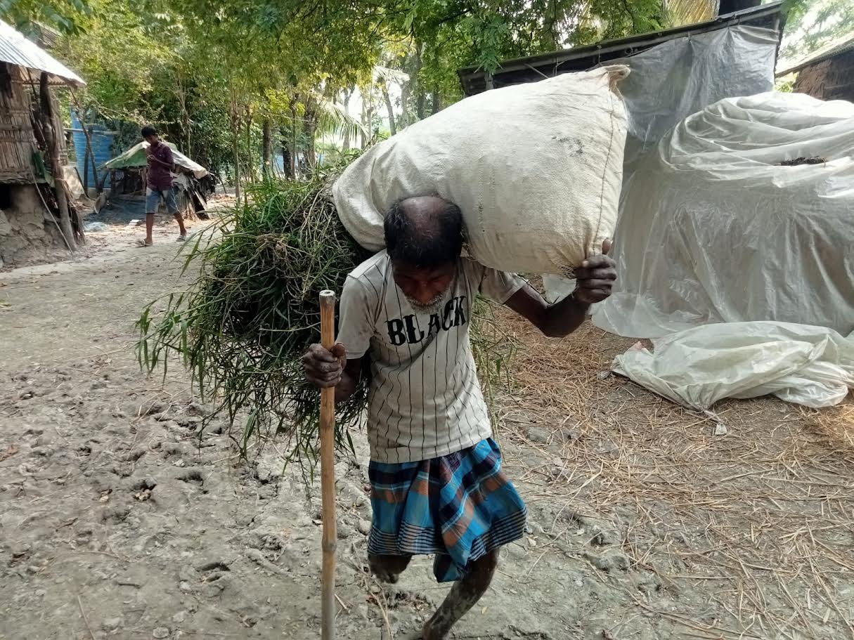 দৃষ্টিহীন চিত্তরঞ্জন মহলদার। ছবি: এশিয়া পোস্ট