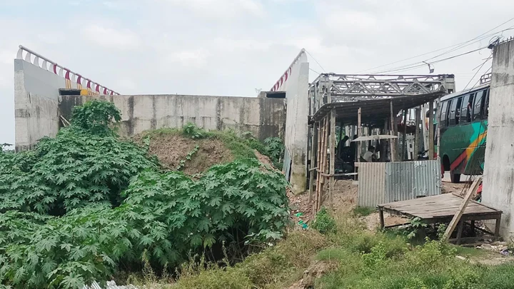 ১৬ কোটি টাকার সেতু আছে, সংযোগ সড়ক নেই