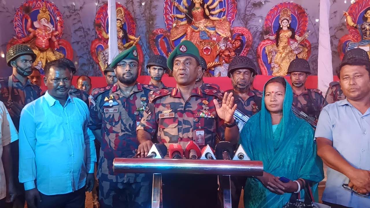 পঞ্চগড়ের বোদা উপজেলার সীমান্তবর্তী কালীতলা এলাকায় দুর্গাপূজার মন্দির পরিদর্শন শেষে ব্রিফিং করেন বিজিবির ঠাকুরগাঁও সেক্টর কমান্ডার কর্নেল মোহাম্মদ সুরুজ মিয়া। ছবি: এশিয়া পোস্ট