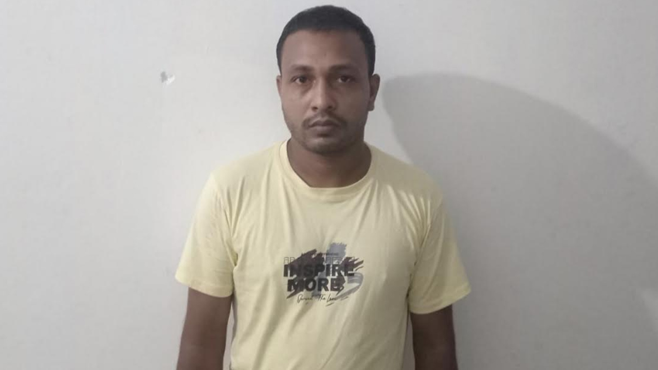 বাড়ি এসে গ্রেপ্তার ছাত্রলীগ নেতা 