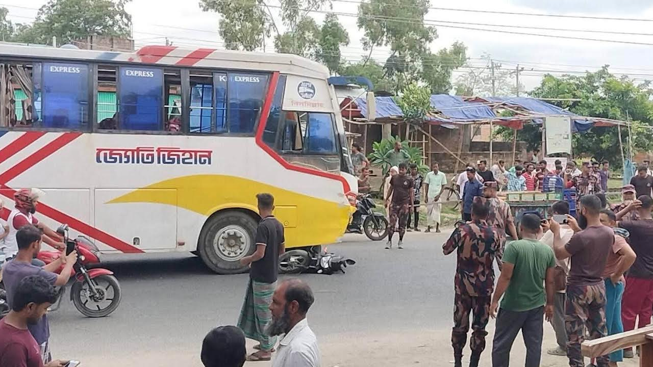 নওগাঁয় বাসের ধাক্কায় প্রাণ গেল মোটরসাইকেল চালকের