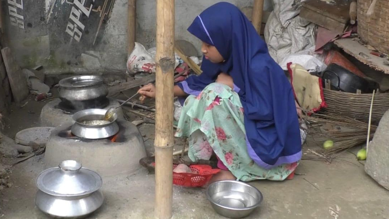 ক্যান্সারে ধুঁকছেন মা, পরিবারের দায়িত্ব এখন ১০ বছরের মরিয়মের কাঁধে