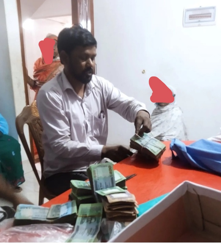ভুক্তভোগীদের একজনের কাছ থেকে পাওয়া টাকা বুঝে নিচ্ছেন আবু সাইম