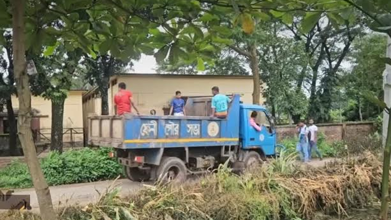 পৌরসভার ময়লার গাড়িতে নেওয়া হয় লাশ। ছবি: এশিয়া পোস্ট