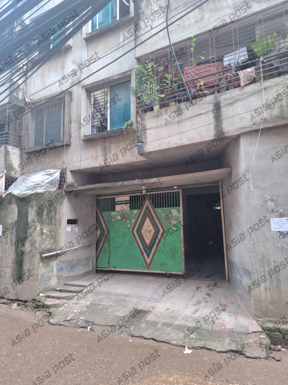 দরপত্রে কাজ পাওয়া প্রতিষ্ঠানের ঠিকানা দেখানো হয় রাজধানীর মিরপুরের পশ্চিম শেওড়াপাড়ার এই ভবনে। তবে সেখানে গিয়ে এমন কোনো প্রতিষ্ঠানের অস্তিত্ব পাওয়া যায়নি। ছবি: এশিয়া পোস্ট