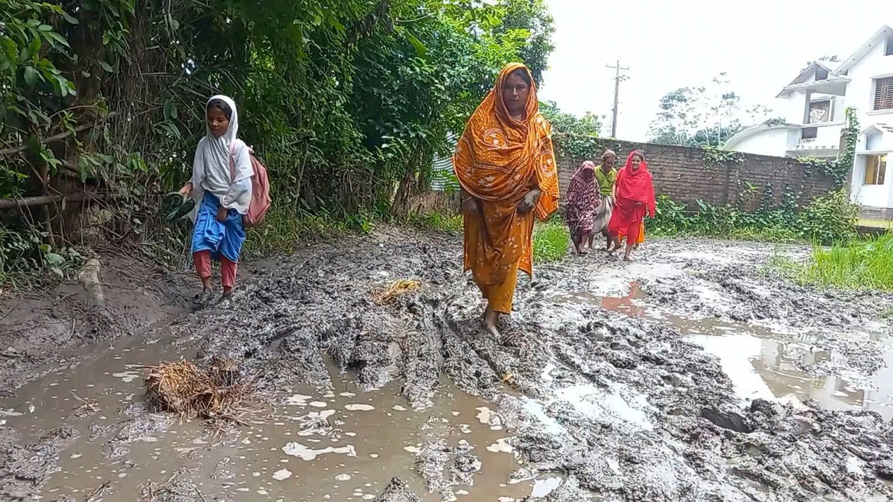 সাড়ে তিন কিলোমিটার কাদা সড়ক, দুর্ভোগে ৮ গ্রামের মানুষ