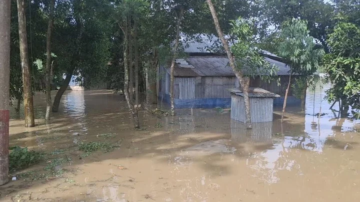 হবিগঞ্জে বাঁধ ভেঙে ১০ গ্রাম প্লাবিত