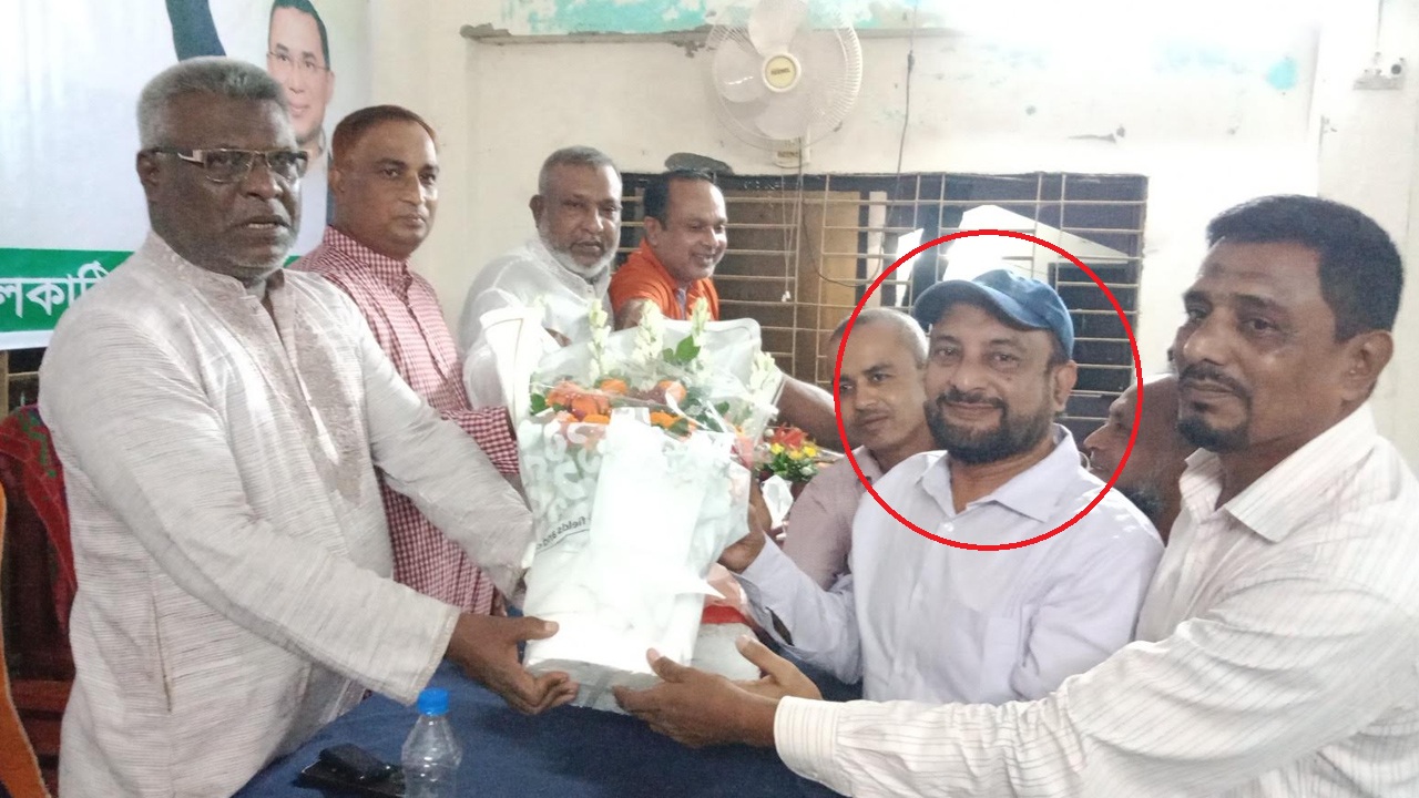 বিএনপির সভায় আওয়ামী লীগ নেতার ফুলেল শুভেচ্ছা