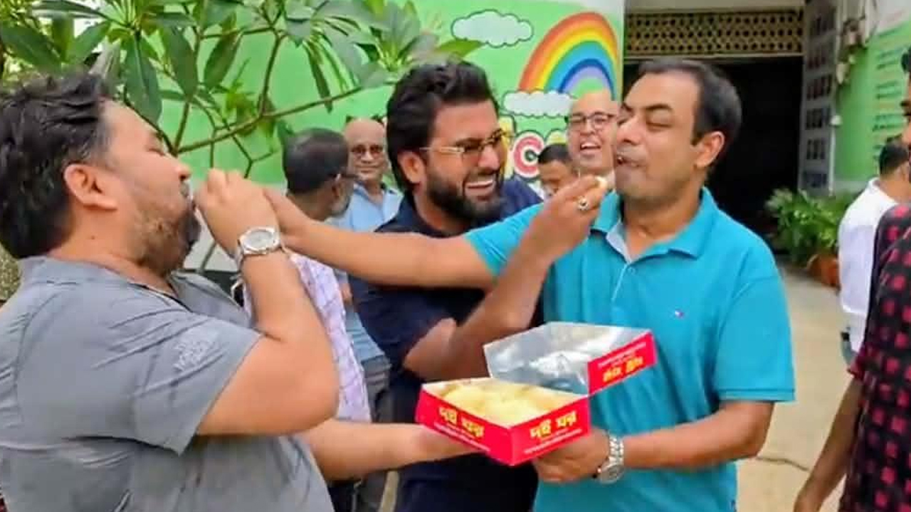 মির্জা ফখরুলকে রাষ্ট্রপতি পদে মনোনয়ন, ঠাকুরগাঁওয়ে মিষ্টি বিতরণ