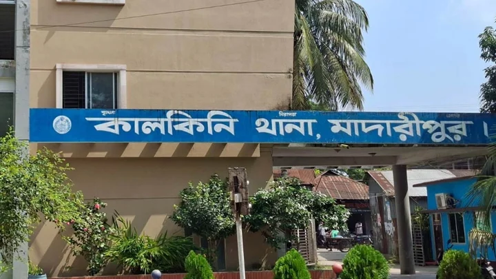 বৃদ্ধের পায়ের রগ কাটার পর হামলা, অর্ধশতাধিক বোমা বিস্ফোরণ