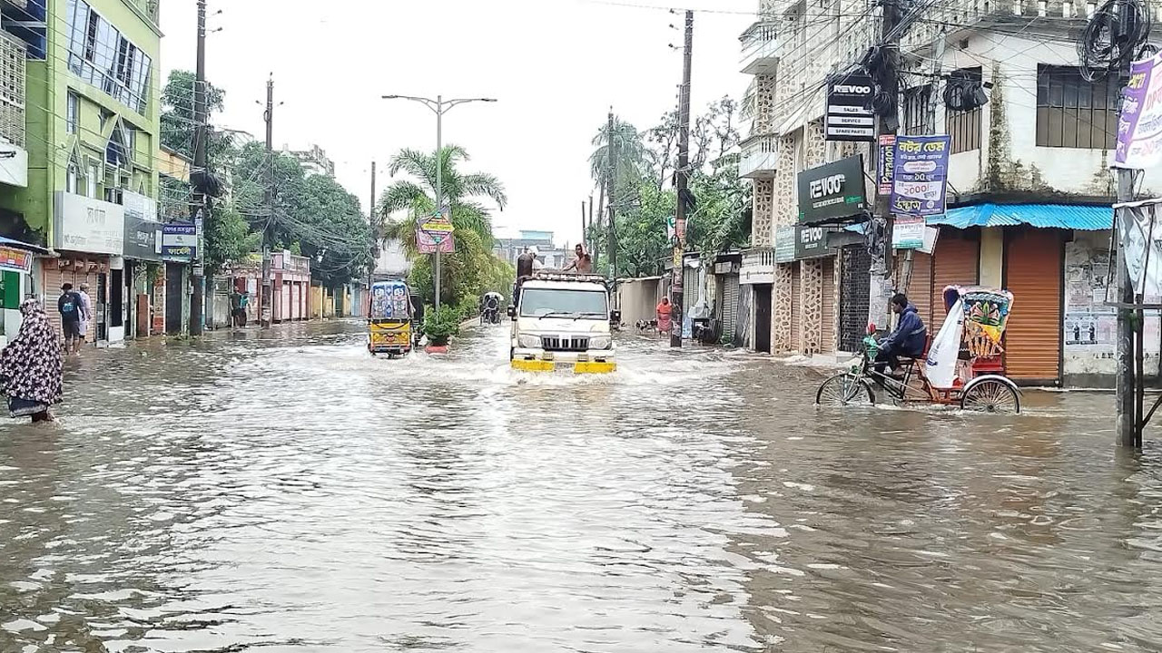 কোটি টাকা ব্যয়ে ড্রেন পরিষ্কার, তবুও কাটেনি জলাবদ্ধতা