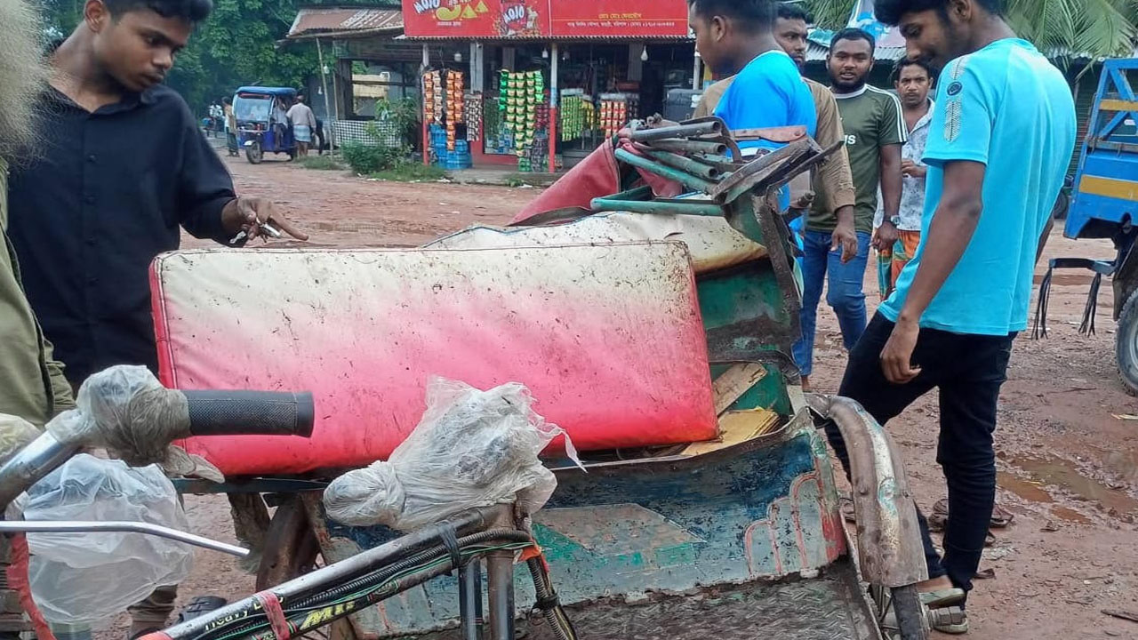 ঢাকা-বরিশাল মহাসড়কে ত্রিমুখী সংঘর্ষ, নিহত ১