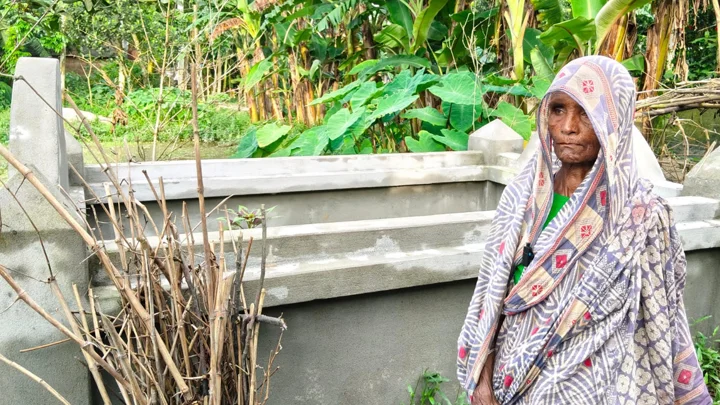 জীবিত থাকতেই কবর তৈরি করে রাখলেন বৃদ্ধা