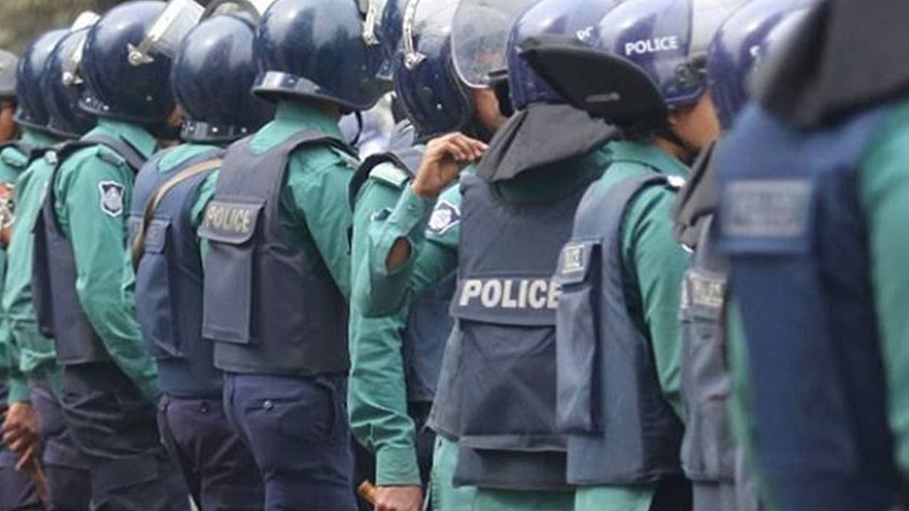 আশুলিয়ায় পুলিশের ওপর সন্ত্রাসীদের হামলা