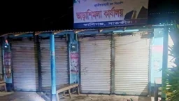সাতক্ষীরায় বিএনপি কার্যালয়ের সামনে বিস্ফোরণ, দুটি বোমাসদৃশ বস্তু উদ্ধার 