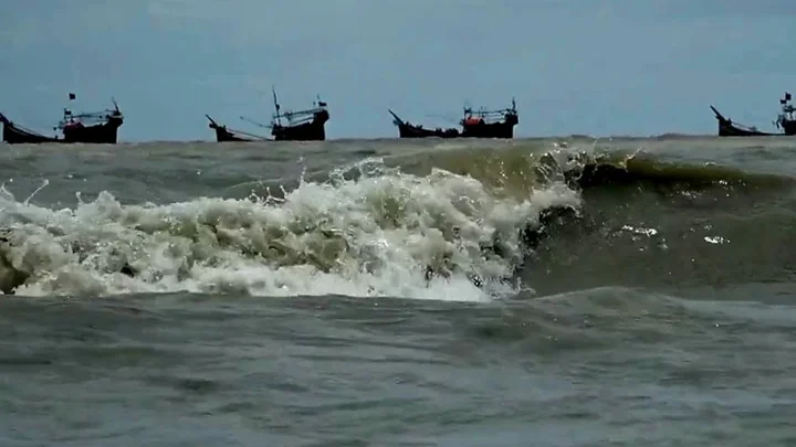 চার মরদেহ নিয়ে বঙ্গোপসাগরে ভাসছে ট্রলার