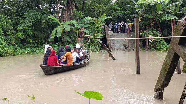 সেতু ভেঙে ভোগান্তি চরমে, ডিঙি নৌকাই ভরসা শিক্ষার্থীদের