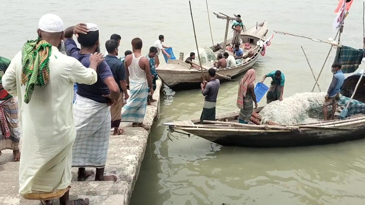 ভরা মৌসুমেও ইলিশের আকাল