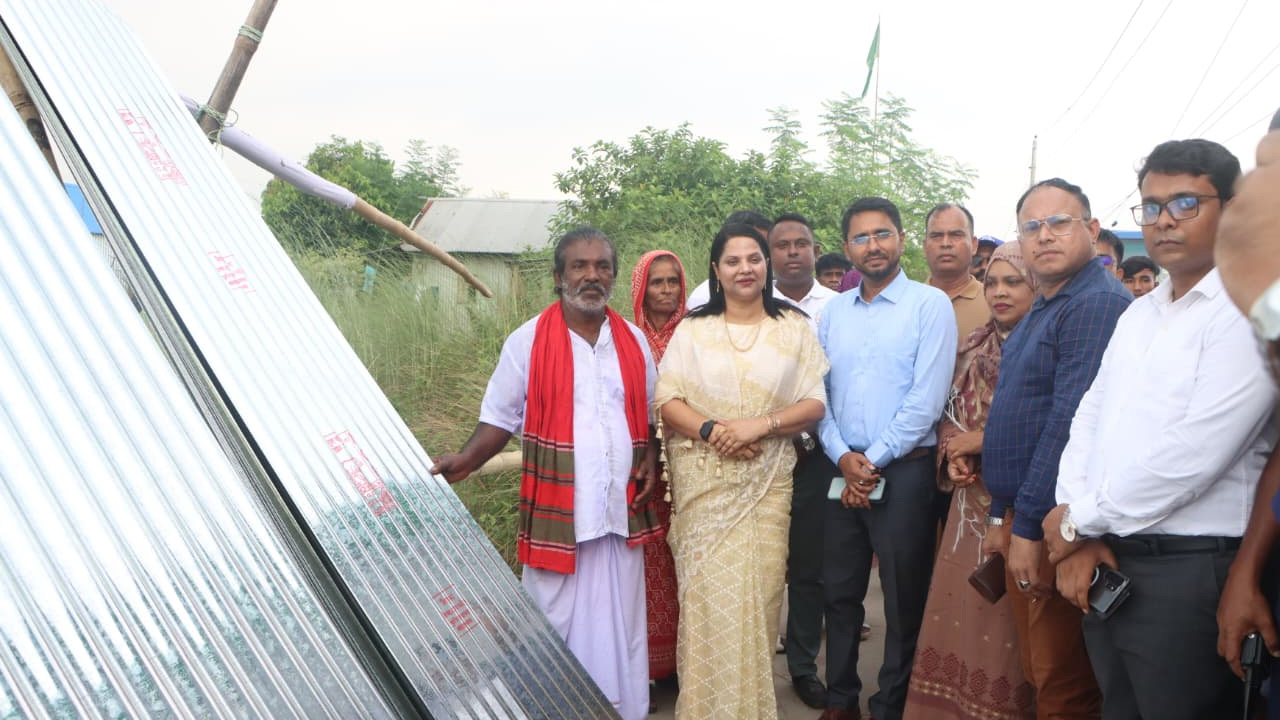 জেলা প্রশাসকের উপস্থিতিতে বেদেপল্লিতে ১২ জনকে ঢেউটিন দেওয়া হয়।