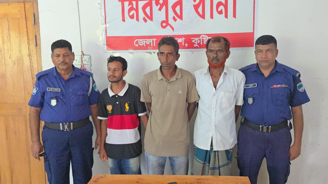 অস্ত্র দিয়ে অন্যকে ফাঁসাতে গিয়ে নিজেরাই ফেঁসে গেলেন