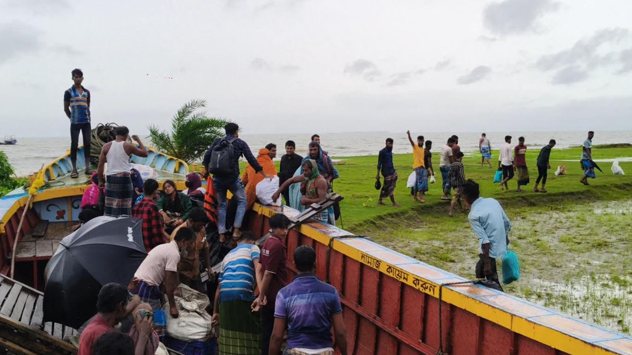 ঝুঁকি নিয়ে পারাপার। ছবি: এশিয়া পোস্ট