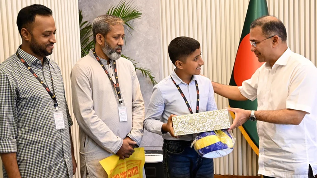 প্রধানমন্ত্রীর সঙ্গে সাক্ষাতে ড্রোন সেট উপহার পেল তাহসিন।