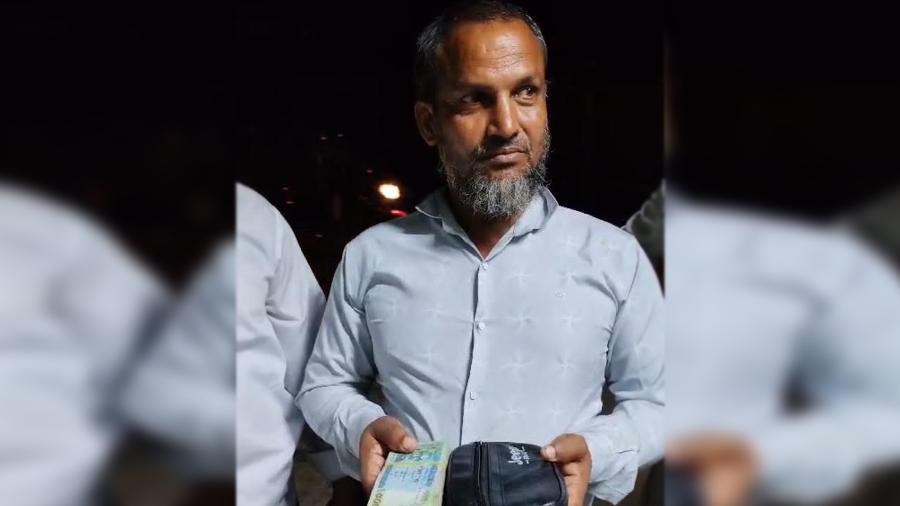 কুড়িয়ে পাওয়া ৩৭ হাজার টাকা ফিরিয়ে দিলেন ঝালমুড়ি বিক্রেতা