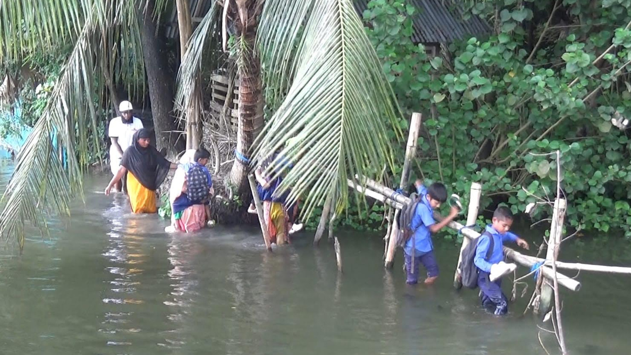 কালভার্ট থাকলেও নেই সংযোগ সড়ক, কোমরসমান পানিতে যাতায়াত