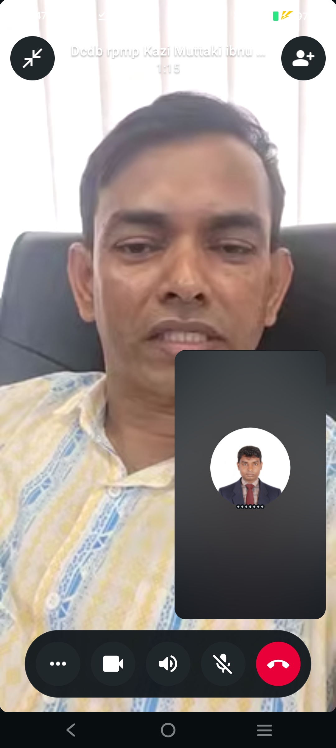 একই নকশার ওই শার্ট পড়েই অফিস করছেন পুলিশ কর্মকর্তা। ছবি : সংগৃহীত