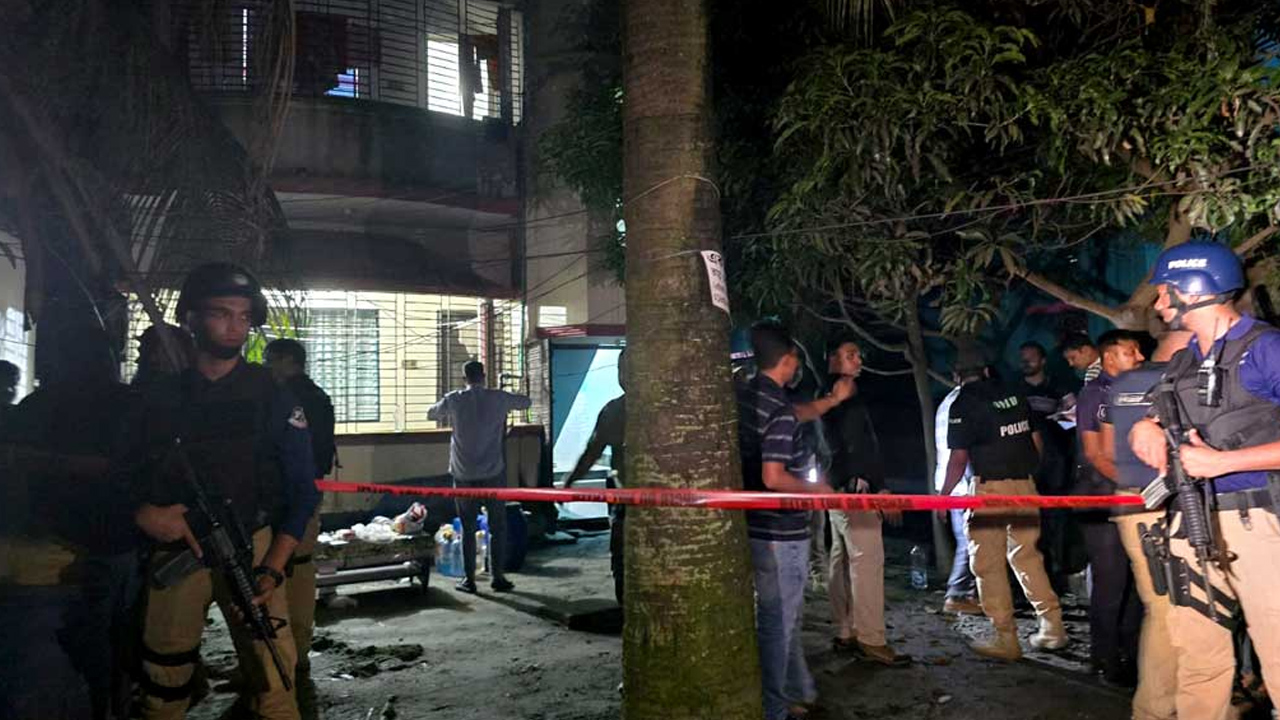 সাভারে ঘিরে রাখা সেই বাড়িতে কী আছে?