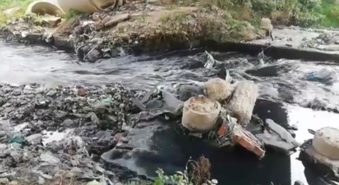 শিল্পকারখানার বর্জ্য নির্গমনের মুখে জমাট বাঁধা ময়লা ও বিষাক্ত পানির তোড়, দূষণের কবলে পড়ে বিপন্ন হয়ে উঠছে নদী ও কৃষিজমি। ছবি : এশিয়া পোস্ট