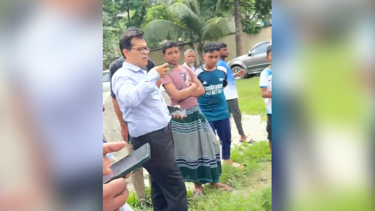 সাদা শার্ট পরা ব্যক্তিটি বিমান কর্মকর্তা মহিউদ্দিন।