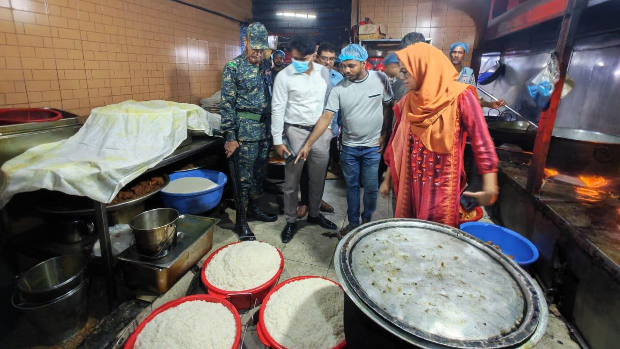 হীরাঝিল হোটেলে নিরাপদ খাদ্য কর্তৃপক্ষের অভিযান। ছবি: এশিয়া পোস্ট