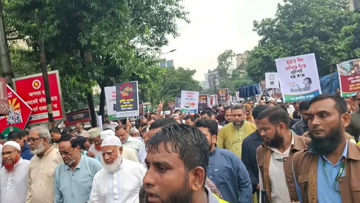 সচিবালয় অভিমুখে ১১ দলীয় ঐক্যের মিছিল আটকে দিল পুলিশ
