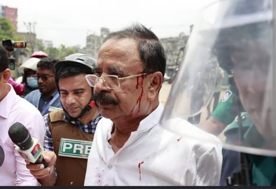 ২০২৩ সালে পুরান ঢাকার ধোলাইখালে দলীয় অবস্থান কর্মসূচিতে পুলিশের হামলায় রক্তাক্ত গয়েশ্বর চন্দ্র রায়। ছবি: সংগৃহীত