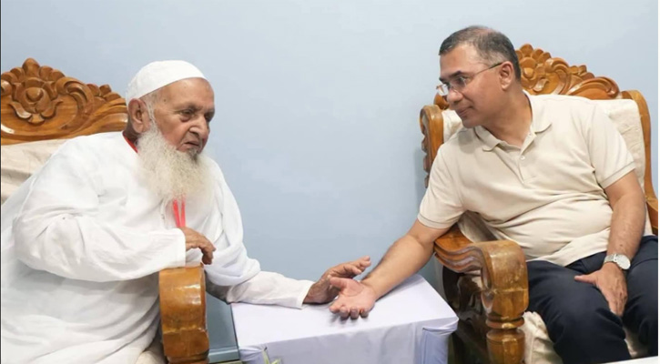 চট্টগ্রামের ফটিকছড়িতে হেফাজতের আল্লামা শাহ মহিবুল্লাহ বাবুনগরীর সঙ্গে বৈঠক করেন প্রধানমন্ত্রী তারেক রহমান। ছবি: সংগৃহীত
