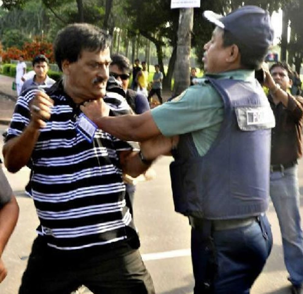 সংসদ ভবনের সামনে পুলিশের বর্বরোচিত হামলার শিকার হন জয়নুল আবদিন ফারুক। ছবি: সংগৃহীত