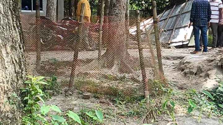 ‘এক সপ্তাহের মধ্যে বাড়ি না ছাড়লে মেরে গুম করে দেব’