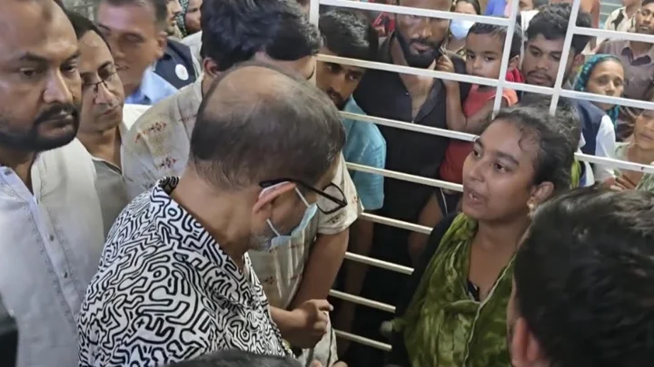 হাসপাতালে স্বাস্থ্যমন্ত্রীকে পেয়ে ক্ষোভ ঝাড়লেন নারী