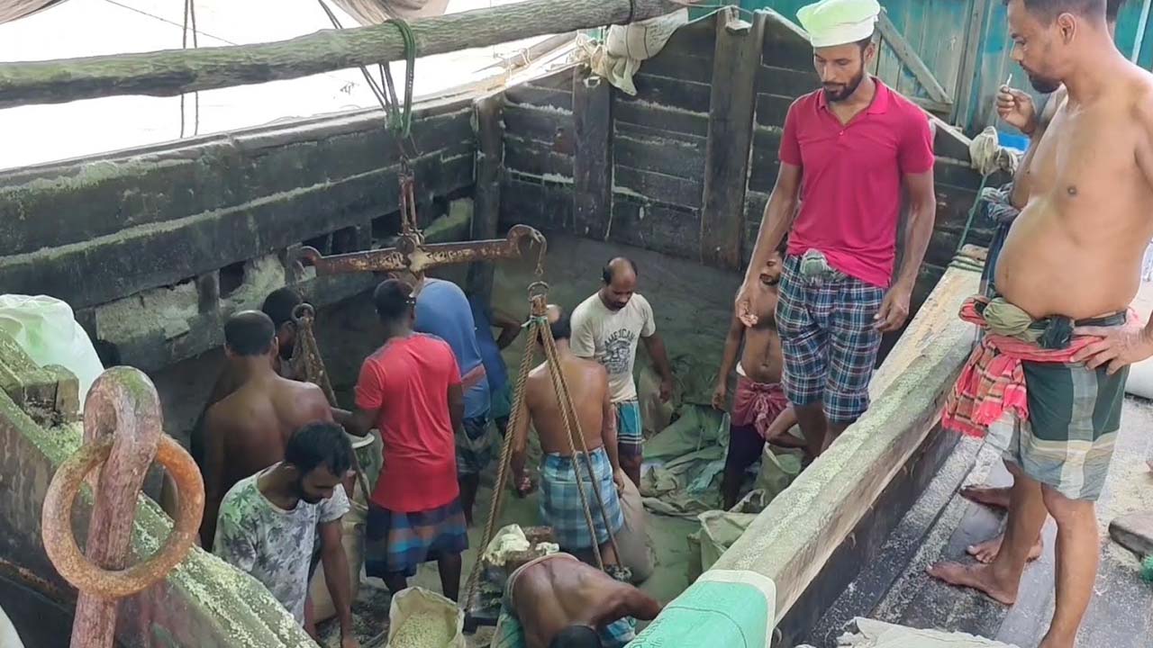 নৌপ থেকে আসা কাচামাল খারখানায় নেওয়া হচ্ছে। ছবি: এশিয়া পোস্ট