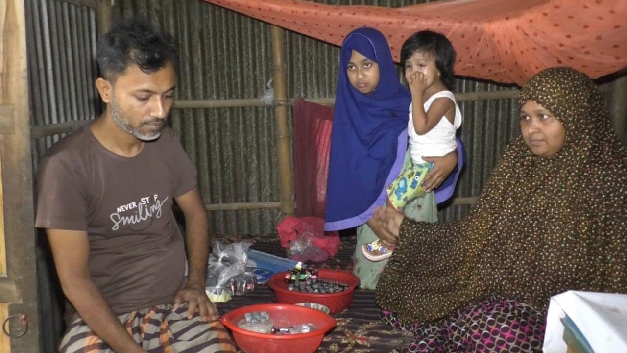 পরিবারের দায়িত্ব এখন ১০ বছরের মরিয়মের কাঁধে। ছবি: এশিয়া পোস্ট