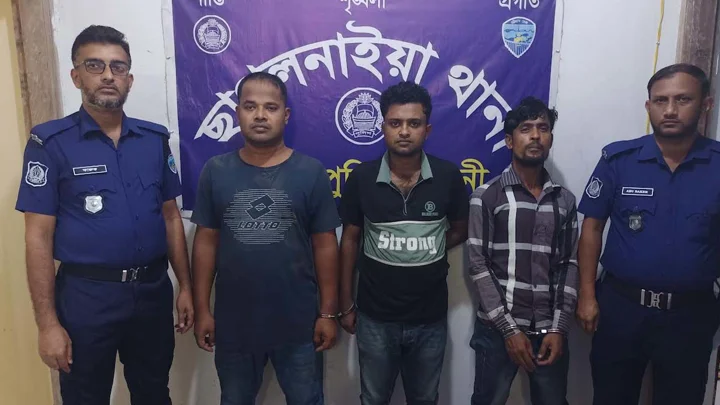 পুলিশ পরিচয়ে চাঁদাবাজি ও মোবাইল তল্লাশি, জনতার গণধোলাই