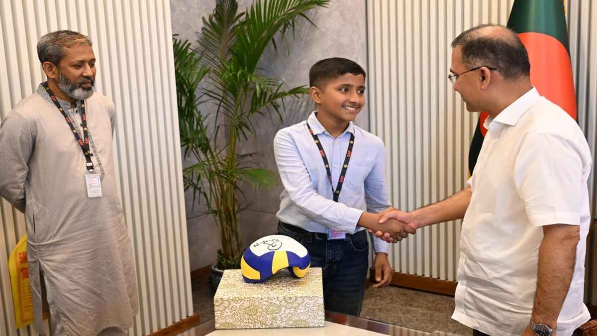 প্রধানমন্ত্রী নিজের স্বাক্ষর করা একটি বাস্কেটবল উপহার হিসেবে তাহসিনের হাতে তুলে দেন।