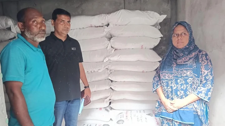মাগুরায় বেশি দামে কেনা ৮০ বস্তা সার জব্দ, ব্যবসায়ীকে জরিমানা