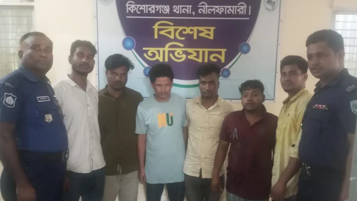 নীলফামারীতে ভিসা প্রতারণার সরঞ্জামসহ গ্রেপ্তার ৬