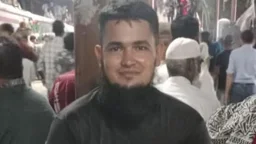ট্রেনের ছাদ থেকে নামার সময় দুই বগির মাঝে পড়ে যুবক নিহত
