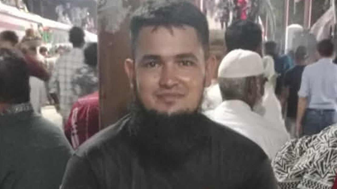 ট্রেনের ছাদ থেকে নামার সময় দুই বগির মাঝে পড়ে যুবক নিহত