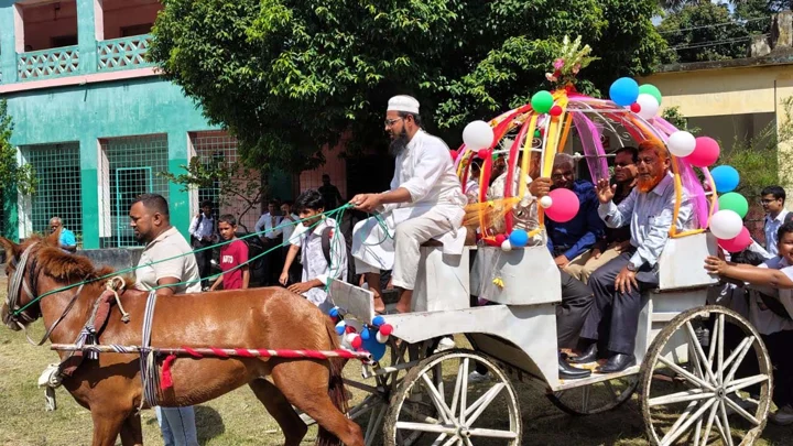 ২৬ বছরের শিক্ষকতা শেষে ঘোড়ার গাড়িতে ফিরলেন বাড়ি