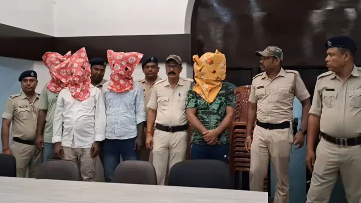 ভারত থেকে বাংলাদেশে পাচারের সময় বিপুল অস্ত্রসহ গ্রেপ্তার ৪