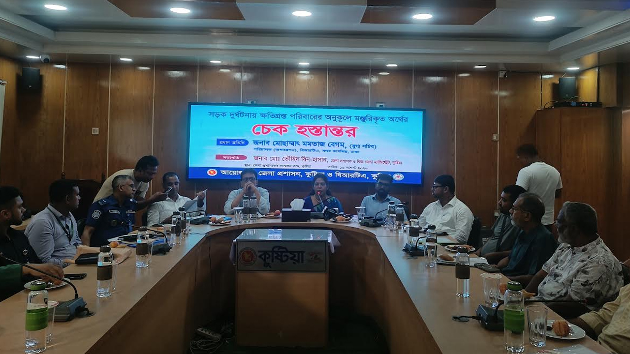 কুষ্টিয়ায় ৮৩ পরিবার পেল ৩ কোটি ১৭ লাখ টাকার চেক